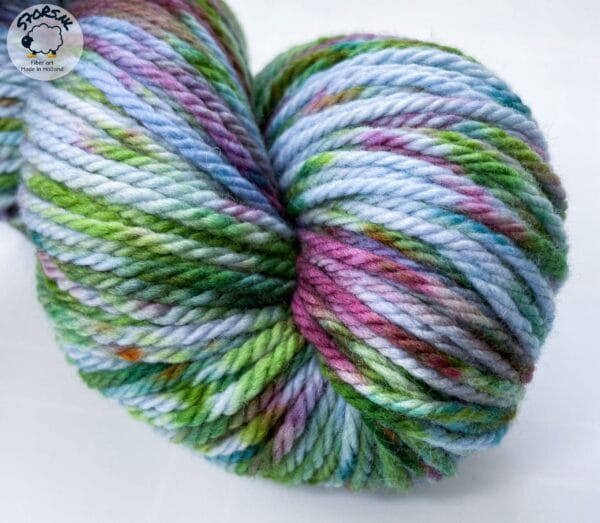 Handgeverfd superwash Merino Aran gewicht garen. 'Liggend onder de kersenboom'.