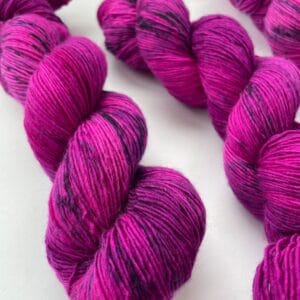 Berry Juice – felroze handgeverfd single-ply sokkengaren