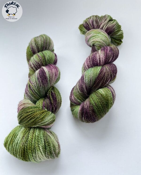 Avacadosalade - handgeverfd merino/nylon sokkengaren met Stellina glitter