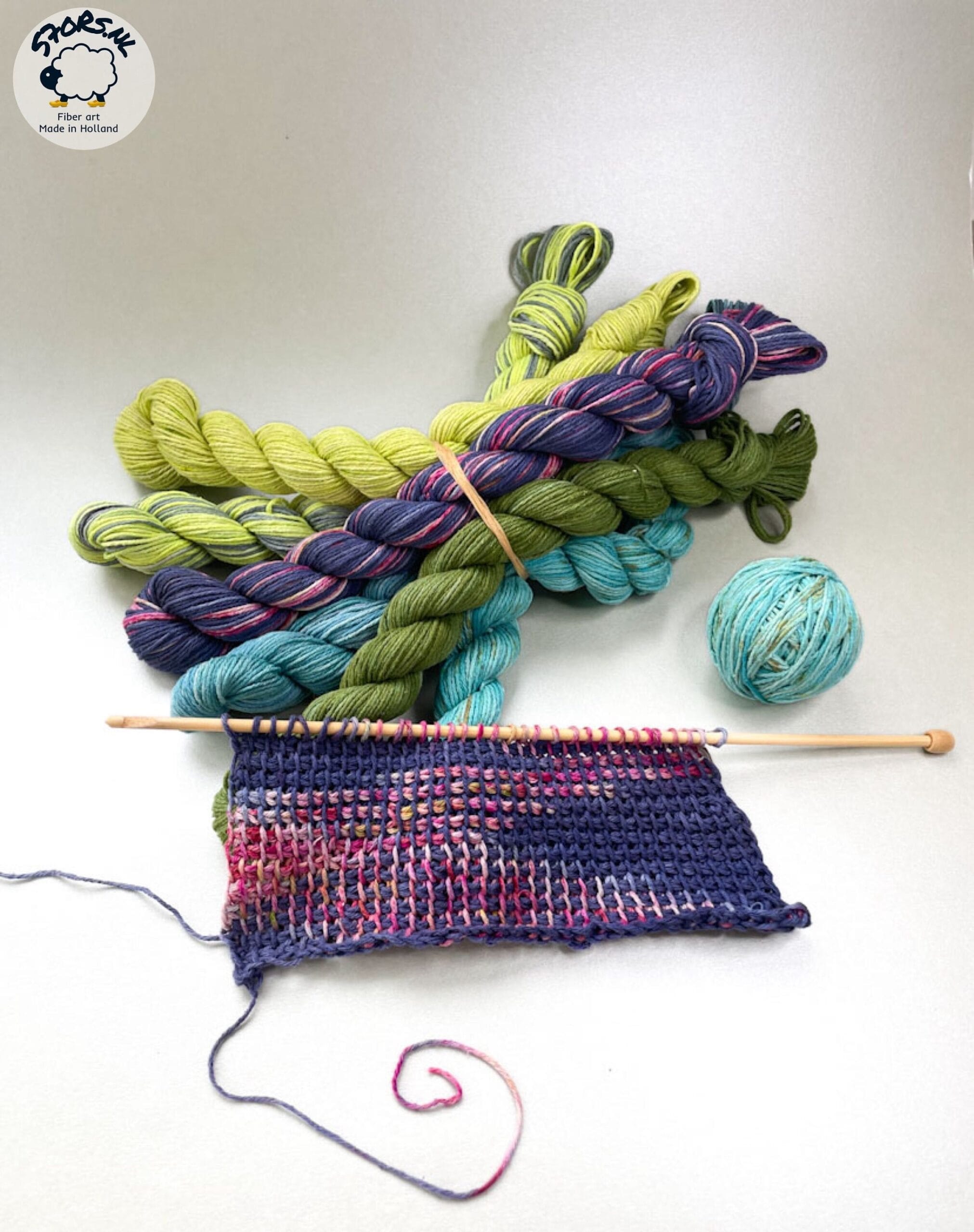 Handgeverfd 'Aubergine salad' Mulberry zijde haakgaren. Dit 100% zijden garen met 'tweed effect' is anders dan alle andere.