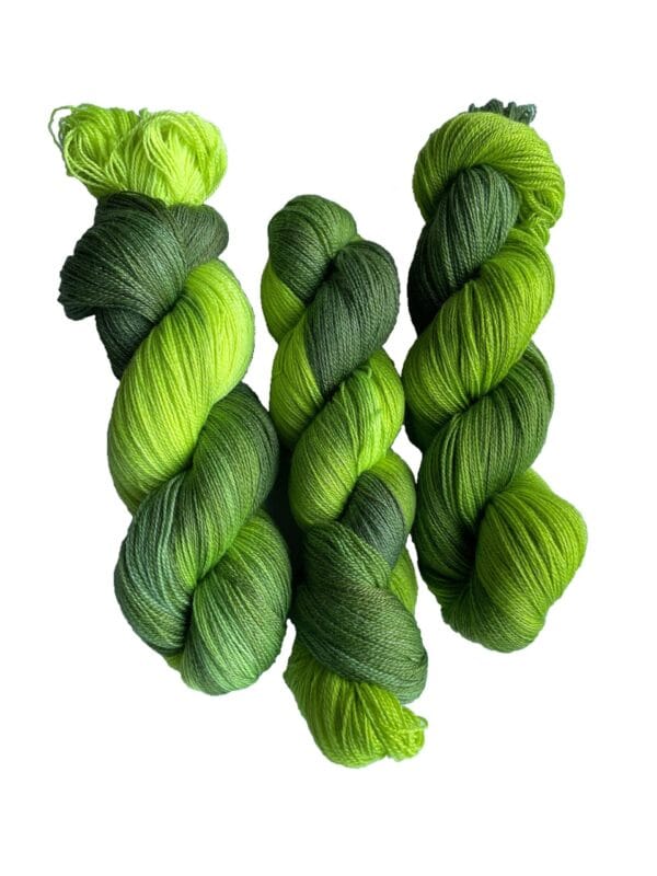 il_fullxfull.5986446360_ghsg.jpg Zacht, handgeverfd kantgewicht garen. Supergewassen, niet gemillimeterd Merino en bamboe. Pooling avacado groen met fluorescerende chartreuse strepen.