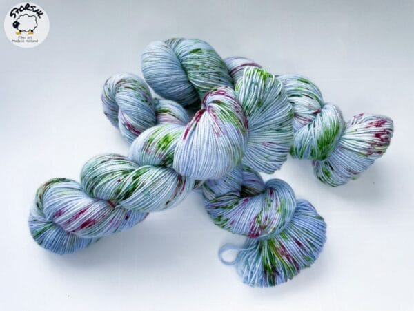 il_fullxfull.5995285313_fg48.jpg Handgeverfd superwash Merino en bio nylon licht vingergewicht garen. 'Liggend onder de kersenboom'.