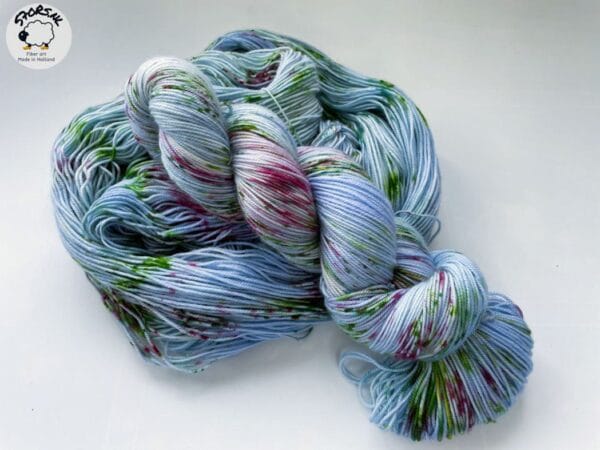 il_fullxfull.5995285325_c26k.jpg Handgeverfd superwash Merino en bio nylon licht vingergewicht garen. 'Liggend onder de kersenboom'.