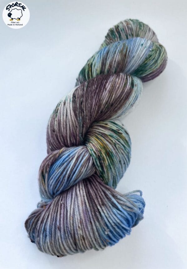 il_fullxfull.5995729695_2mhu.jpg Hand dyed fingering weight Tweed yarn. Superwash Extrafine Merino, nylon and wool Neps. 'Langs de slootkant'.