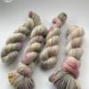il_fullxfull.6000003853_id0m.jpg Met de hand geverfd Superwash Merino, A Grade Mulberry Silk en Cashmere sokkengaren garen. Platinagrijs met roze en chartreuse spikkels.