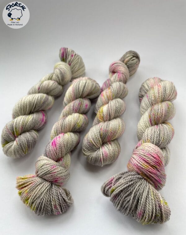 il_fullxfull.6000003853_id0m.jpg Met de hand geverfd Superwash Merino, A Grade Mulberry Silk en Cashmere sokkengaren garen. Platinagrijs met roze en chartreuse spikkels.