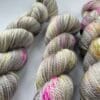 il_fullxfull.6000003873_c7lf.jpg Met de hand geverfd Superwash Merino, A Grade Mulberry Silk en Cashmere sokkengaren garen. Platinagrijs met roze en chartreuse spikkels.