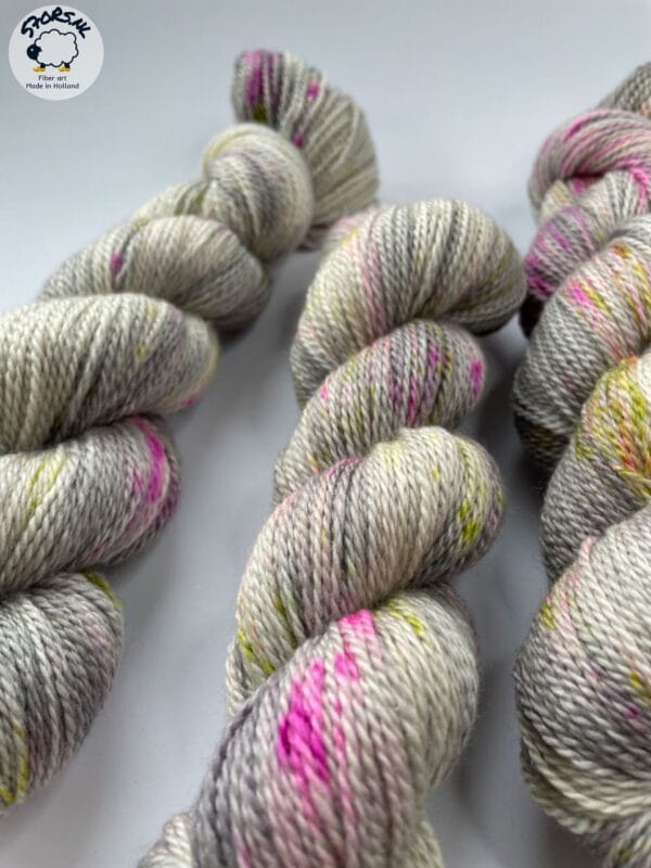 il_fullxfull.6000003873_c7lf.jpg Met de hand geverfd Superwash Merino, A Grade Mulberry Silk en Cashmere sokkengaren garen. Platinagrijs met roze en chartreuse spikkels.