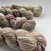 il_fullxfull.6000003897_mspb.jpg Met de hand geverfd Superwash Merino, A Grade Mulberry Silk en Cashmere sokkengaren garen. Platinagrijs met roze en chartreuse spikkels.