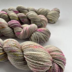 Met de hand geverfd Superwash Merino, A Grade Mulberry Silk en Cashmere sokkengaren garen. Platinagrijs met roze en chartreuse spikkels.