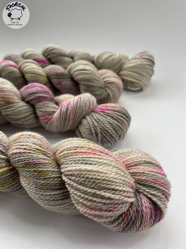 il_fullxfull.6000003897_mspb.jpg Met de hand geverfd Superwash Merino, A Grade Mulberry Silk en Cashmere sokkengaren garen. Platinagrijs met roze en chartreuse spikkels.