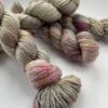il_fullxfull.6000004043_5qfd.jpg Met de hand geverfd Superwash Merino, A Grade Mulberry Silk en Cashmere sokkengaren garen. Platinagrijs met roze en chartreuse spikkels.