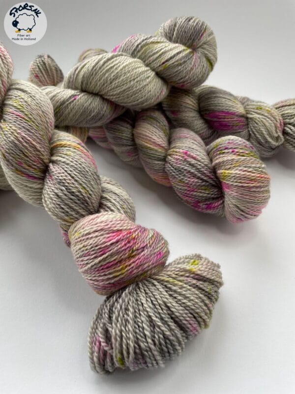 il_fullxfull.6000004043_5qfd.jpg Met de hand geverfd Superwash Merino, A Grade Mulberry Silk en Cashmere sokkengaren garen. Platinagrijs met roze en chartreuse spikkels.