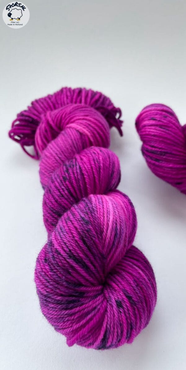 Handgeverfd superwash Merino en nylon DK gewicht garen "Berry Juice".