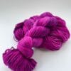 Handgeverfd superwash Merino en nylon DK gewicht garen "Berry Juice".