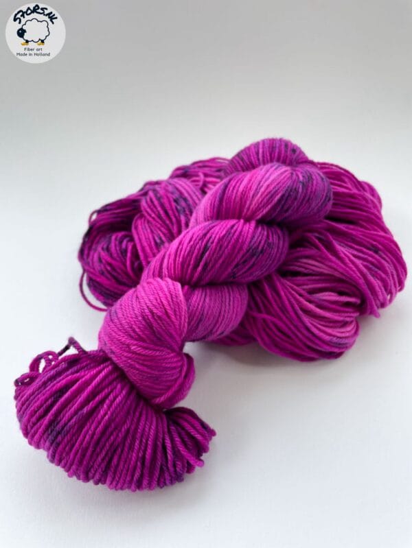Handgeverfd superwash Merino en nylon DK gewicht garen "Berry Juice".
