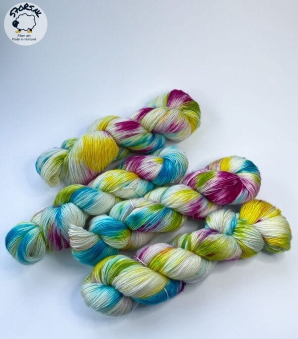 il_fullxfull.6087947145_ldp6.jpg Handgeverfd superwash Merino single ply sokkengaren garen. Twister