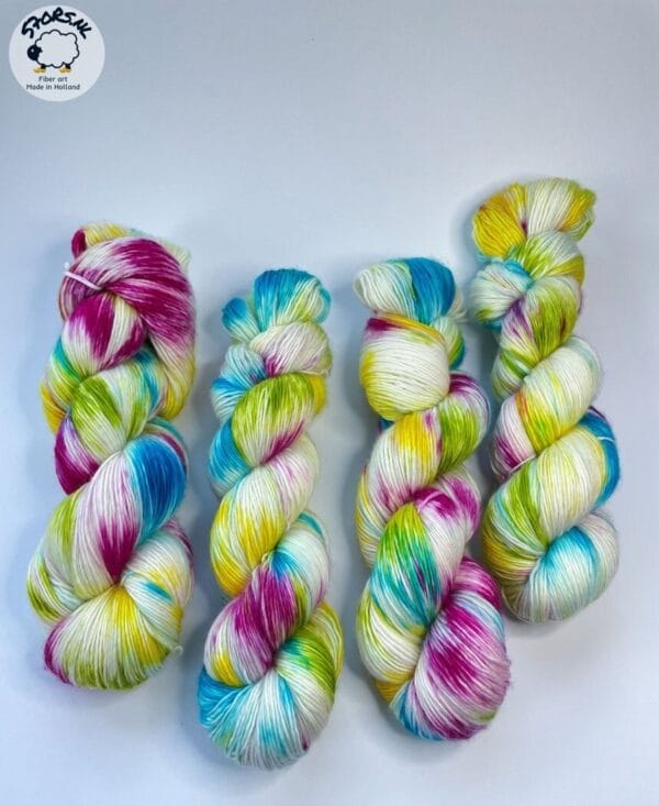 il_fullxfull.6087947173_76yv.jpg Handgeverfd superwash Merino single ply sokkengaren garen. Twister