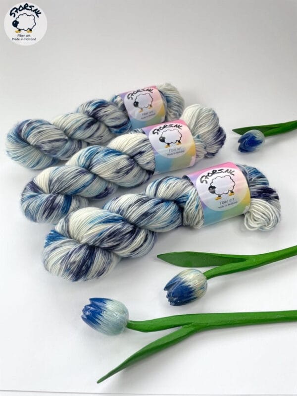 il_fullxfull.6111403765_lx4f.Jpg Single ply Merino "Delft" - Handgeverfd