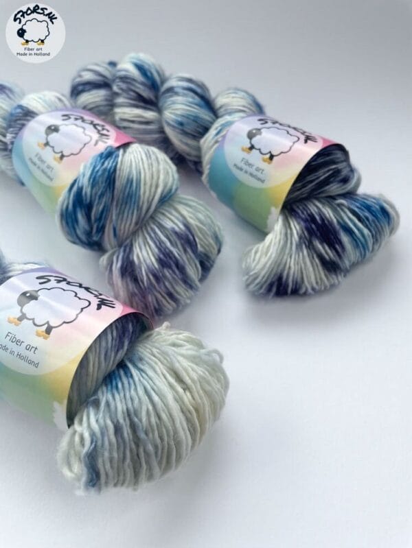 il_fullxfull.6111403895_5xkv.Jpg Single ply Merino "Delft" - Handgeverfd