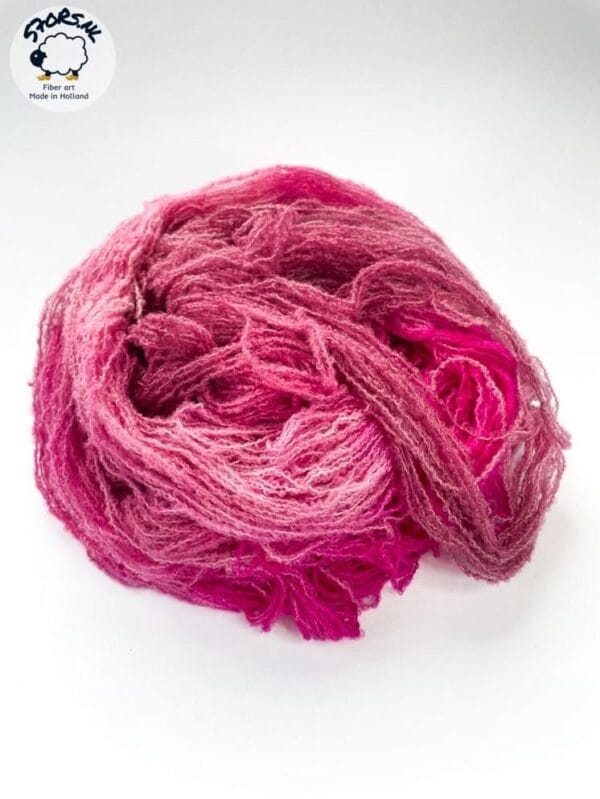 il_fullxfull.6234434512_8ogc.jpg Handgeverfd fijn 4-strengs boucle-effect garen. Superzachte en pluizige 'frambozenbaret'.