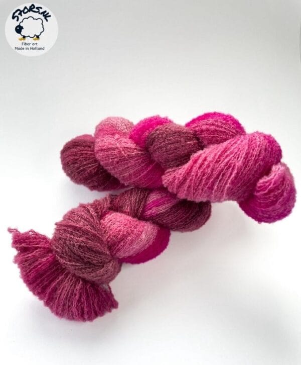 il_fullxfull.6234434558_ehao.jpg Handgeverfd fijn 4-strengs boucle-effect garen. Superzachte en pluizige 'frambozenbaret'.