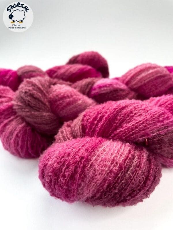 il_fullxfull.6234434584_ri8l.jpg Handgeverfd fijn 4-strengs boucle-effect garen. Superzachte en pluizige 'frambozenbaret'.