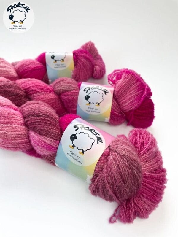 il_fullxfull.6282496597_s726.jpg Handgeverfd fijn 4-strengs boucle-effect garen. Superzachte en pluizige 'frambozenbaret'.