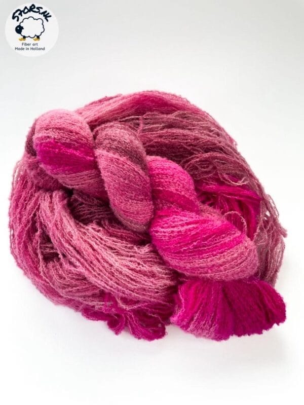 il_fullxfull.6282496623_sjtj.jpg Handgeverfd fijn 4-strengs boucle-effect garen. Superzachte en pluizige 'frambozenbaret'.