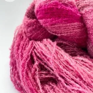 Handgeverfd fijn 4-strengs boucle-effect garen. Superzachte en pluizige 'frambozenbaret'.