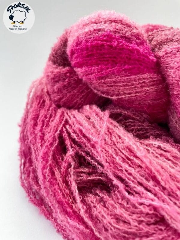 il_fullxfull.6282496637_eo8x.jpg Handgeverfd fijn 4-strengs boucle-effect garen. Superzachte en pluizige 'frambozenbaret'.