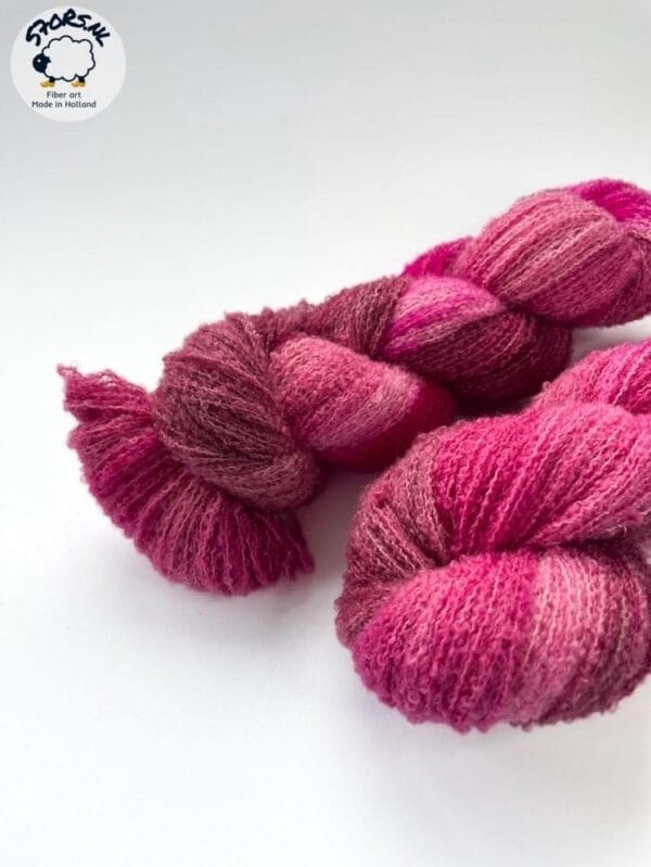 il_fullxfull.6282496707_p0po.jpg Handgeverfd fijn 4-strengs boucle-effect garen. Superzachte en pluizige 'frambozenbaret'.