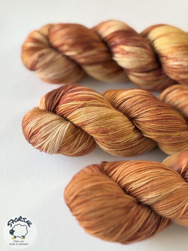 Handgeverfd Merino/Nylon garen "I like my sugar with coffee and cream".