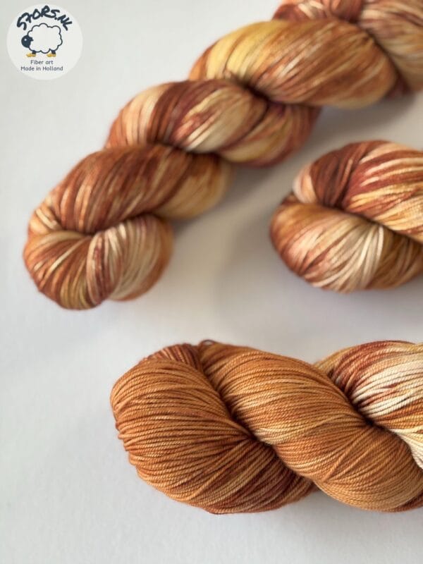 Handgeverfd Merino/Nylon garen "I like my sugar with coffee and cream".