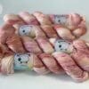 il_fullxfull.6521072315_tr4r.jpg Handgeverfd superwash Merino-nylongaren – Roze Champagne