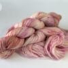 il_fullxfull.6521072379_wnz1.jpg Handgeverfd superwash Merino-nylongaren – Roze Champagne