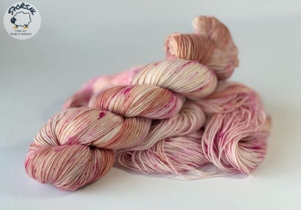 il_fullxfull.6521072421_5mju.jpg Handgeverfd superwash Merino-nylongaren – Roze Champagne