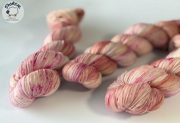 il_fullxfull.6521072471_lnjo.jpg Handgeverfd superwash Merino-nylongaren – Roze Champagne