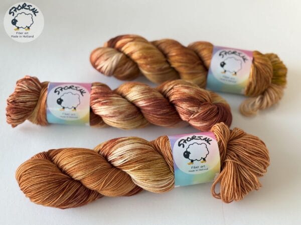 Handgeverfd Merino/Nylon garen "I like my sugar with coffee and cream".