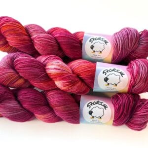 Met de hand geverfd super gewassen merino en nylon garen. Glühwein'.