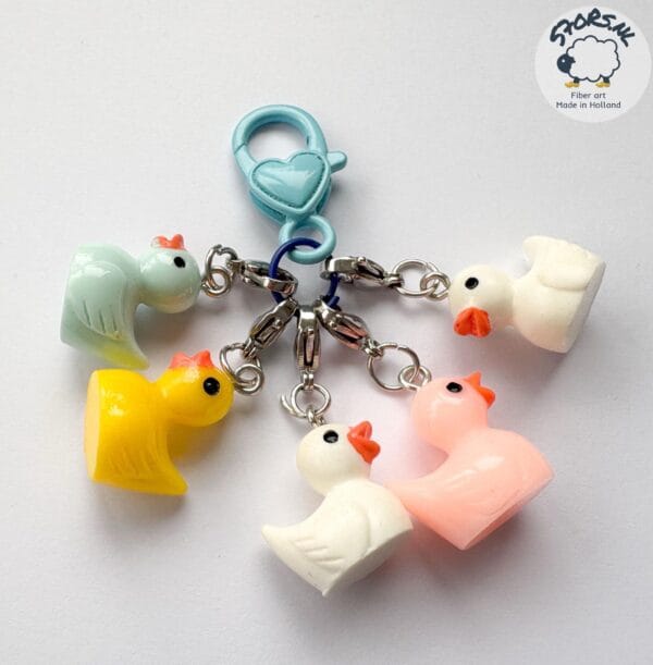 il_fullxfull.6626036559_mymc.jpg Vijf steekmarkeerders met kleurrijke badeendjes.