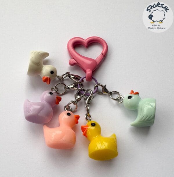 il_fullxfull.6626036613_rzcr.jpg Vijf steekmarkeerders met kleurrijke badeendjes.