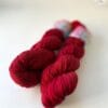 il_fullxfull.6699989354_2jyr.jpg Semi solid superwash Merino garen. Ossenbloed rood