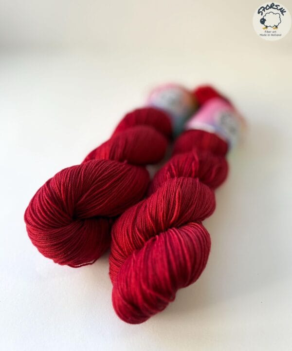 il_fullxfull.6699989354_2jyr.jpg Semi solid superwash Merino garen. Ossenbloed rood