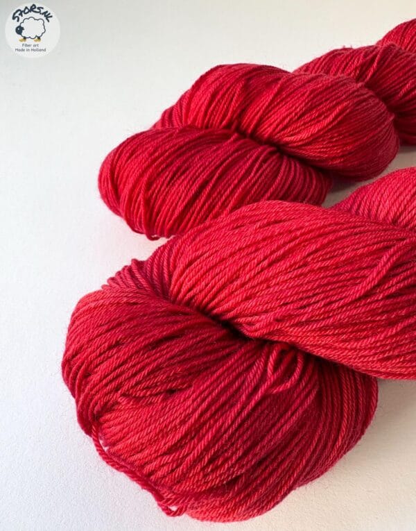il_fullxfull.6699989578_m0h4.jpg Semi solid superwash Merino garen. Ossenbloed rood
