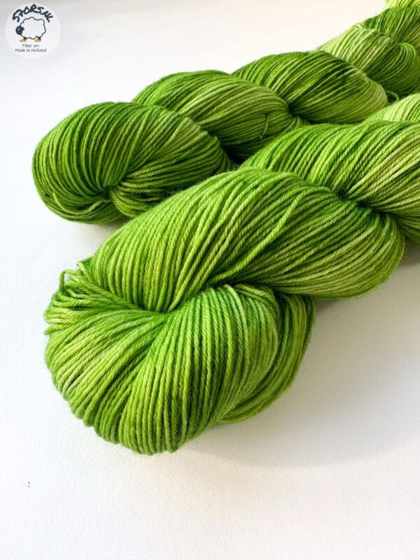 Semi solid superwash Merino garen. 'Granny Smith'.