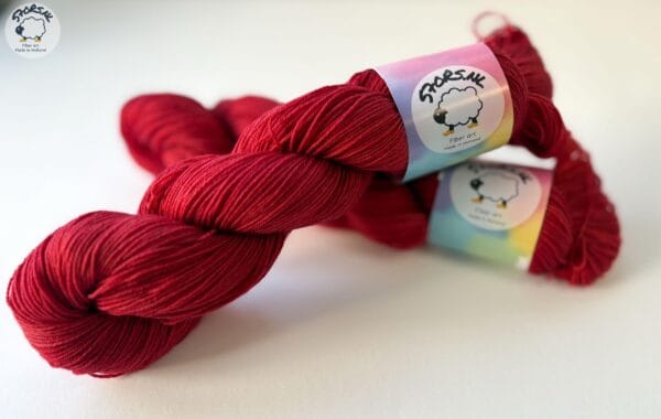 il_fullxfull.6748022205_9ikg.jpg Semi solid superwash Merino garen. Ossenbloed rood