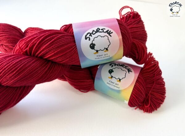 il_fullxfull.6748022283_d910.jpg Semi solid superwash Merino garen. Ossenbloed rood