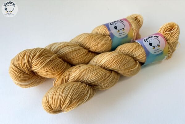 Semi solid superwash Merino yarn ‘Straw’.