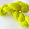 il_fullxfull.6763873809_kvhs.jpg Handgeverfd superwash Merino-nylongaren 'Neon Geel'